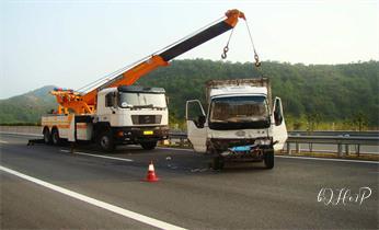 汽车脱困-更换备胎-搭电-紧急送油_高速公路道路快速24小时拖车救援服务就附近公司热线电话-汽车搭电/补胎/吊车/脱困/维修/送油水/运输/开锁配钥匙-