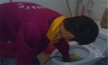预约附近技师24小时上门服务电话_高压车疏通下水管道清理淤洗市政管道-专业吸抽化粪池淤泥污水池清掏-地漏马桶堵塞检测维修的公司电话